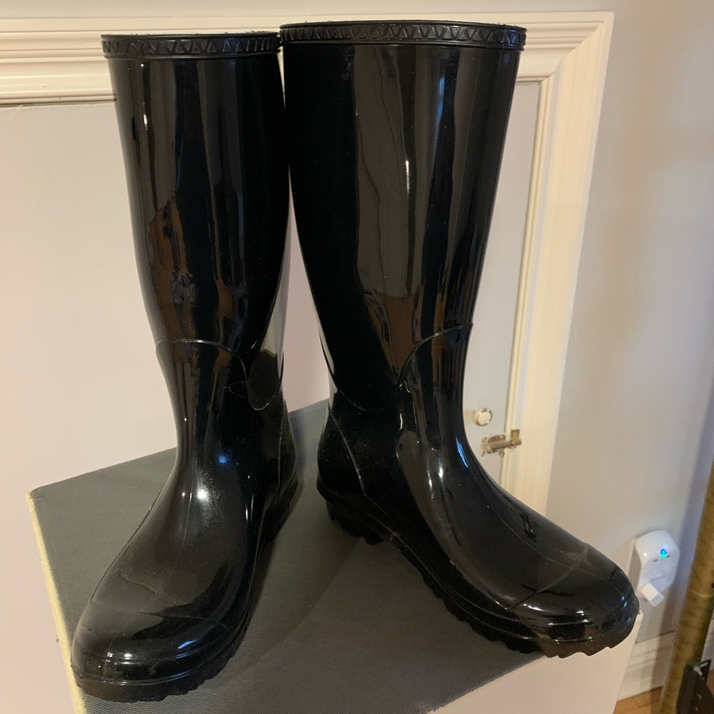 Brand new never been worn Uggs rain boots